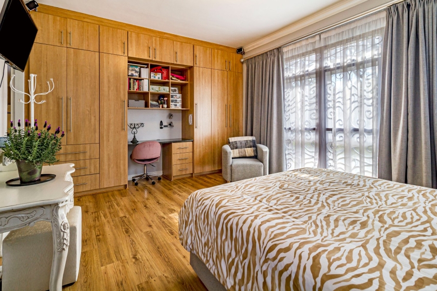 5 Bedroom Property for Sale in Golden Acre Western Cape